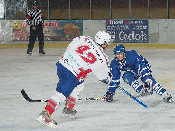 Junioři HC Klatovy (bílý dres) doma remizovali s Kralupy nad Vltavou 4:4. 