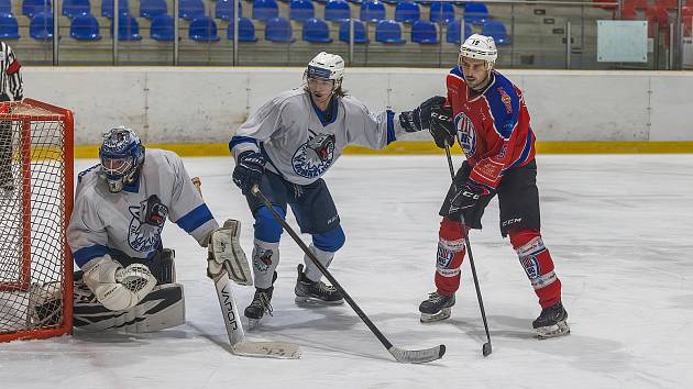 Krajská hokejová liga, 8. kolo: HC Domažlice (bílé dresy) - HC Klatovy (na snímku hokejisté v červených dresech) 3:5.