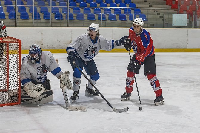 Krajská hokejová liga, 8. kolo: HC Domažlice (bílé dresy) - HC Klatovy (na snímku hokejisté v červených dresech) 3:5.