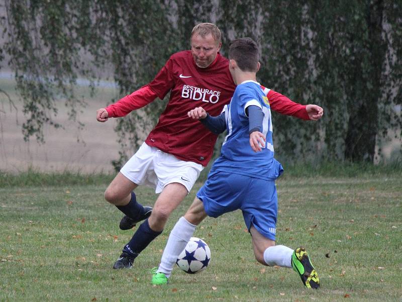 Fotbalisté Dlažova (na archivním snímku hráči v červeném) poprvé letos zvítězili.