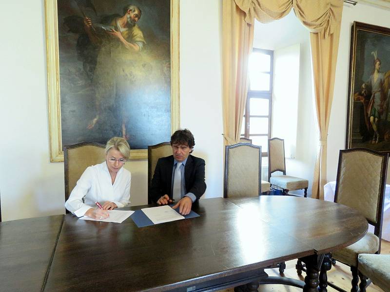 Podpis smlouvy mezi společností SeneCura a městem Horažďovice ohledně výstavby domova pro seniory.