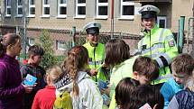 ŠKOLÁCI dostali od policistů nejen rady, ale i dárky.