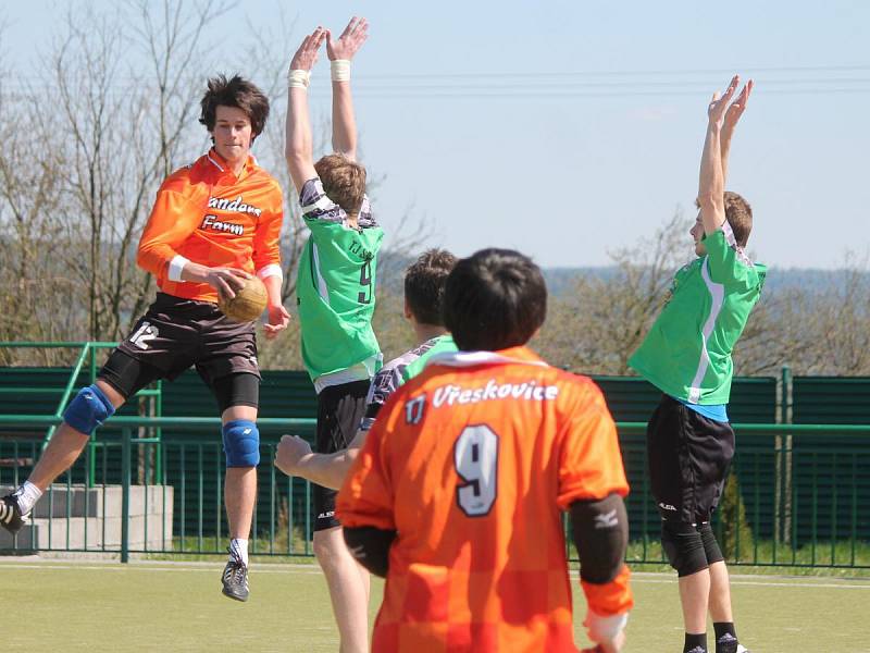 Národní házená, II. liga: Vřeskovice (v oranžovém) - Kyšice 15:22.