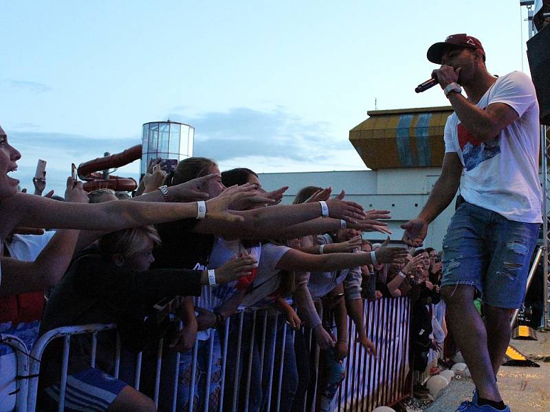 Během festivalu Open Air Lázně v Klatovech vystoupil zpěvák Ben Cristovao.