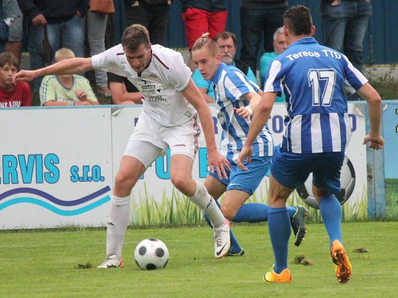 Fotbalisté SK Klatovy 1898 (v bílých dresech) prohráli doma ve II. kole poháru FAČR s Dobrovicemi 0:5.