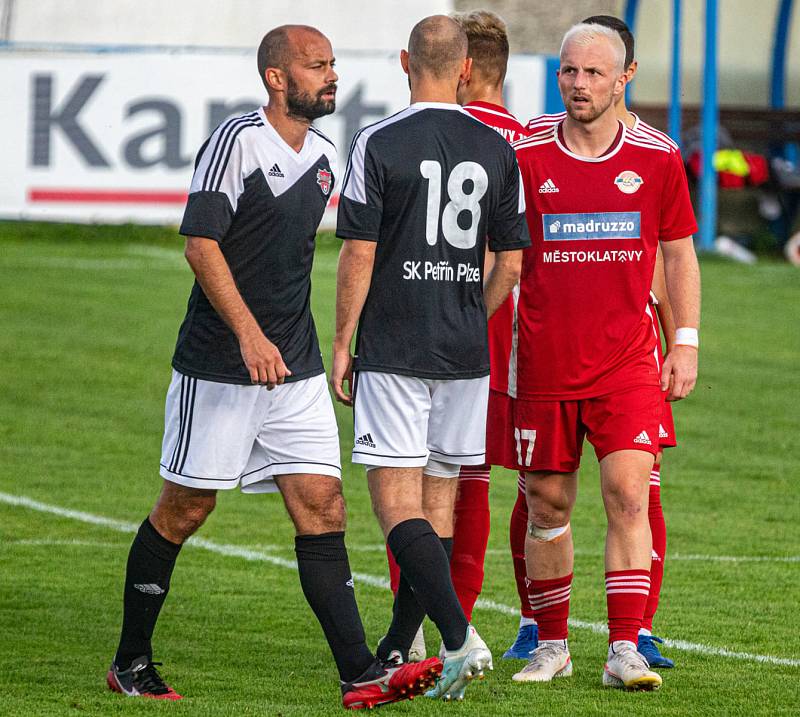 Fotbalisté SK Klatovy 1898 (na archivním snímku hráči v červených dresech ze zápasu s Petřínem Plzeň) začínají ve čtvrtek krátkou letní přípravu.