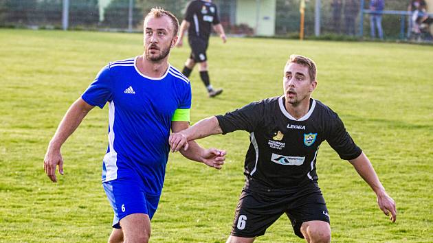 TJ Měcholupy (černí) versus SK Bolešiny (modří), archiv.