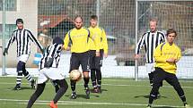 Fotbalisté TJ Sokol Mochtín (na archivním snímku hráči ve žlutých dresech) smetli ve víkendovém zápase 8. kola krajské I. A třídy TJ Start Luby vysoko 6:0.