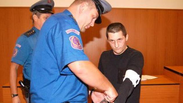 Zkušeného kriminálníka Bialika přivezla k soudu eskorta z plzeňské vazební věznice.