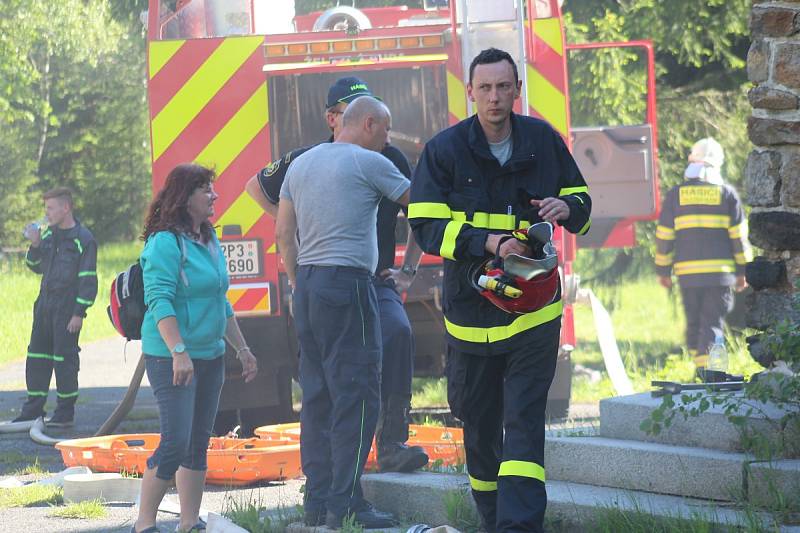 Simulovaný požár vypukl v 16 hodin ve 2. patře hotelu, ve kterém v tu dobu bylo několik osob, včetně dětí. Po několika minutách dorazila první hasičská vozidla, byly nataženy hadice a hasiči pronikli do hotelu v dýchacích maskách.