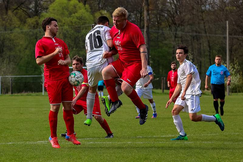 Fotbalisté TJ Žichovice (na archivním snímku hráči v bílých dresech) podlehli ve 24. kole III. okresní třídy TJ Sokol Běšiny 0:2.