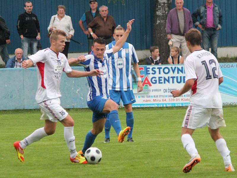 Fotbalisté SK Klatovy 1898 (v bílých dresech) prohráli doma ve II. kole poháru FAČR s Dobrovicemi 0:5.