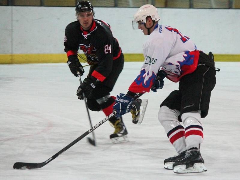 Krajská liga mužů: HC Klatovy B (v bílém) - HC Nejdek 0:1.