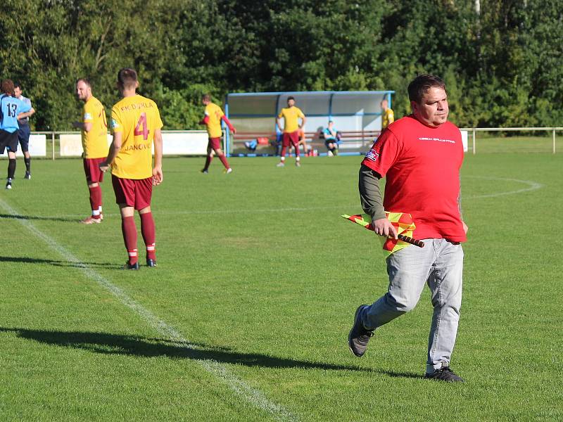 Fotbalisté janovické Dukly (na archivním snímku hráči ve žlutých dresech) deklasovali poslední Měčín vysoko 13:0. Tři body slavil také Malý Bor (v modrém).