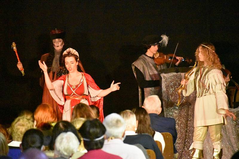 Opera Claudia Monteverdiho Tanec nevděčnic z roku 1608 ve špýcharu vodního hradu Švihov.