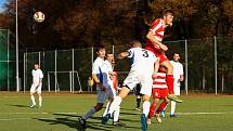 Fotbalisté TJ Sušice B (na archivním snímku fotbalisté v bílých dresech) zvítězili na hřišti Janovice 6:3 a přezimují na pátém místě.