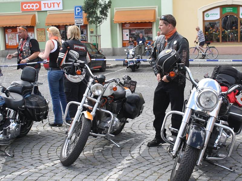 Start prvního ročníku vyjížďky 500 mil Bohemia za účasti 130 jezdců na Harley - Davidson a Buell