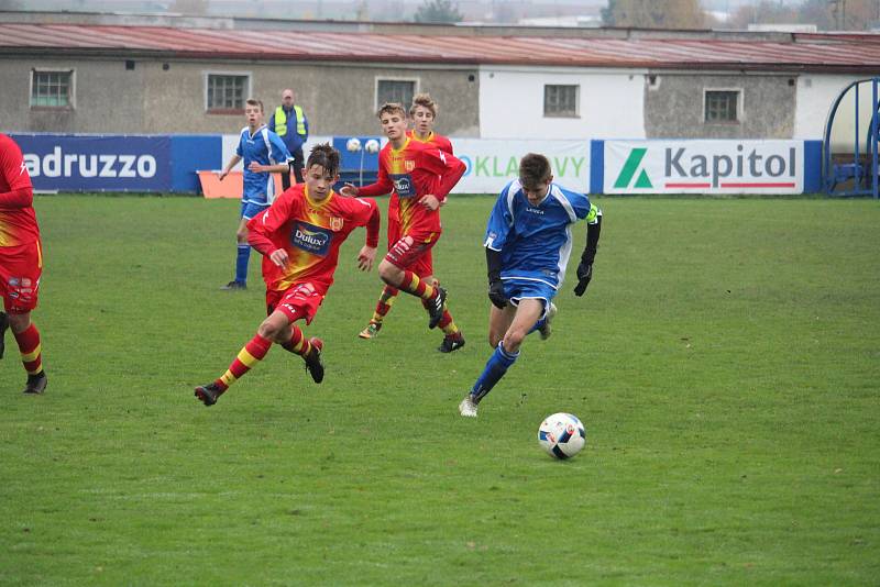 Klatovští dorostenci (na archivním snímku hráči v modrých dresech) porazili Strakonice. Devatenáctka uspěla 3:1, fotbalisté do 17 let dokonce 5:0.