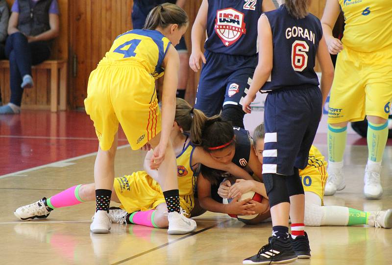 Team USA U12 dívky - BC Benešov (ve žlutém) U12 10:16 - fotogalerie z pátečního zápasu.