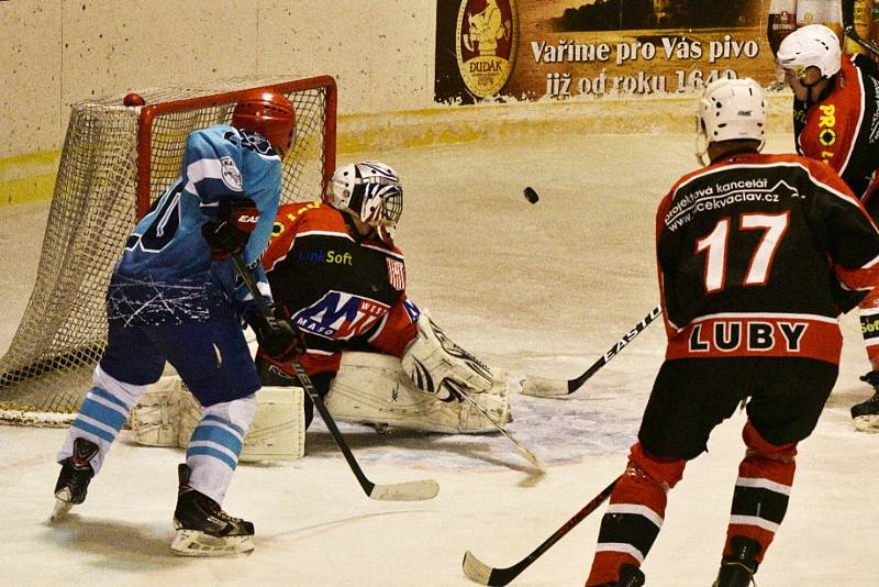 Hokejisté TJ START Luby (na archivním snímku hráči v černo-červených dresech) vedli s HC Rokycany už 3:0, ale nakonec museli přijmou porážku 3:5.