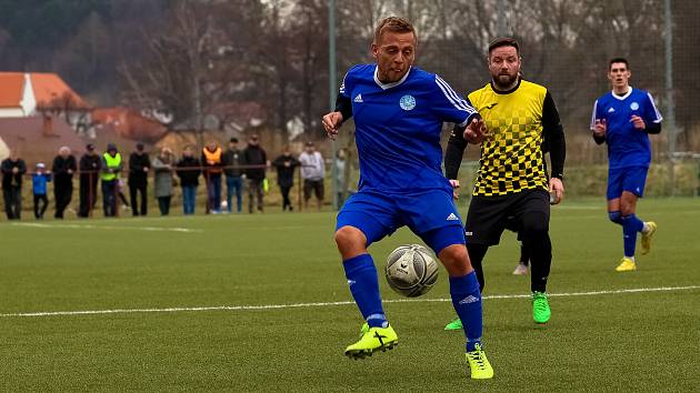 I. A třída (18. kolo): TJ Sušice (na snímku fotbalisté v modrých dresech) - TJ Dynamo Horšovský Týn 1:4 (1:1).