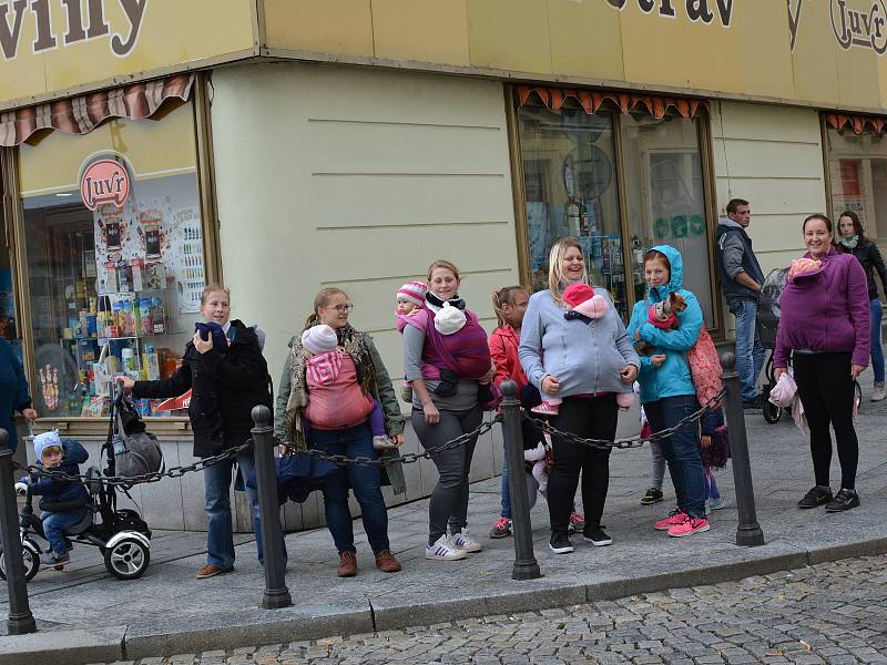 Maminky z Klatov se přidaly k týdnu nošení dětí.