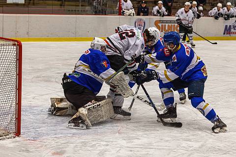 2. liga, skupina Západ (3. kolo): SHC Klatovy (na snímku hokejisté v bílých dresech) - HC Řisuty 6:4 (3:0, 1:1, 2:3).
