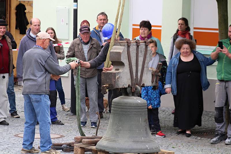 Sundávání zvonů z kostela sv. Markéty v Kašperských Horách.