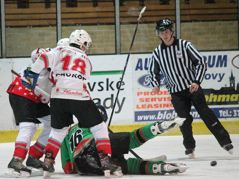 Krajská liga dorostu: HC Klatovy (v bílém) - HC Domažlice 5:1.