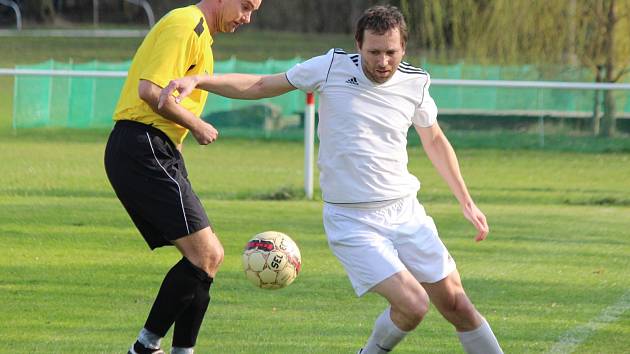 Zápas 1. A třídy Sokol Mochtín (žlutí) vs. TJ Žichovice. Hráno 1. 4. 2017.