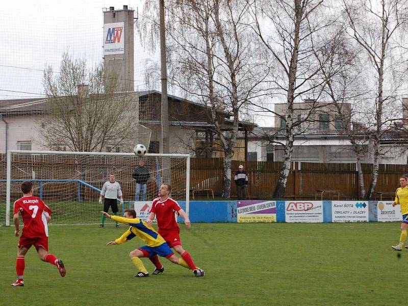 Fotbalisté TJ Klatovy remizovali ve 20. kole krajského přeboru doma s lídrem tabulky, Kolovčí, 2:2