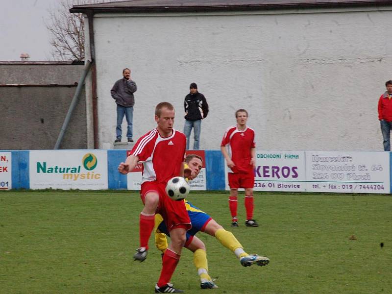 Fotbalisté TJ Klatovy remizovali ve 20. kole krajského přeboru doma s lídrem tabulky, Kolovčí, 2:2