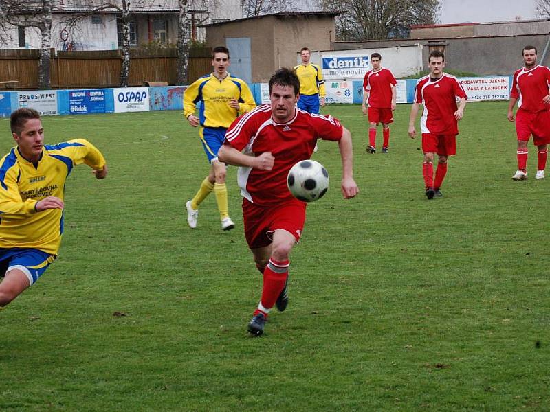 Fotbalisté TJ Klatovy remizovali ve 20. kole krajského přeboru doma s lídrem tabulky, Kolovčí, 2:2