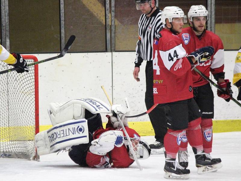 2. liga play-off 2016/2017: SHC Klatovy (červené dresy) - HC Moravské Budějovice 2005 5:2