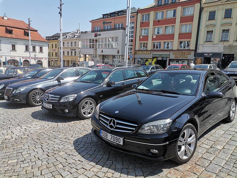 Vozy Mercedes-Benz na náměstí v Klatovech.