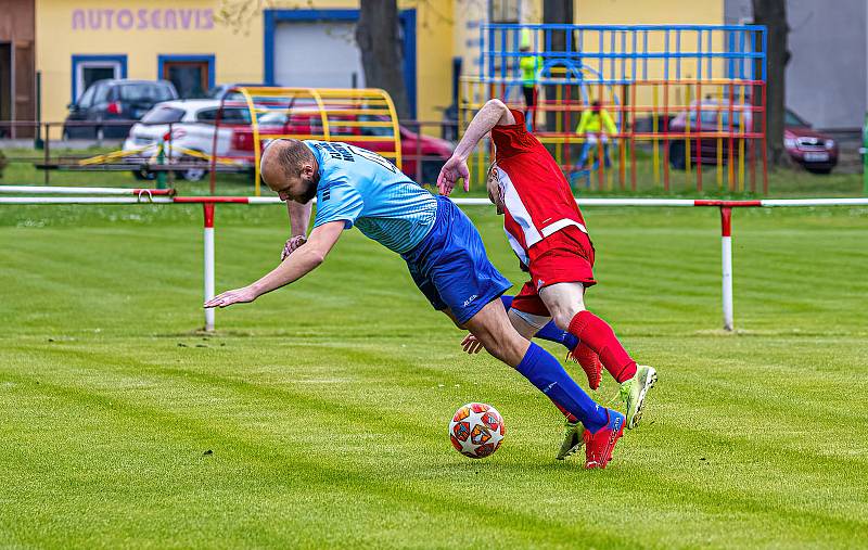 Fotbalisté TJ Sokol Mochtín (na archivním snímku hráči v modrých dresech) prohráli čtvrteční zápas 2. kola Poháru PKFS na půdě Horšovského Týna 6:8 po prodloužení.