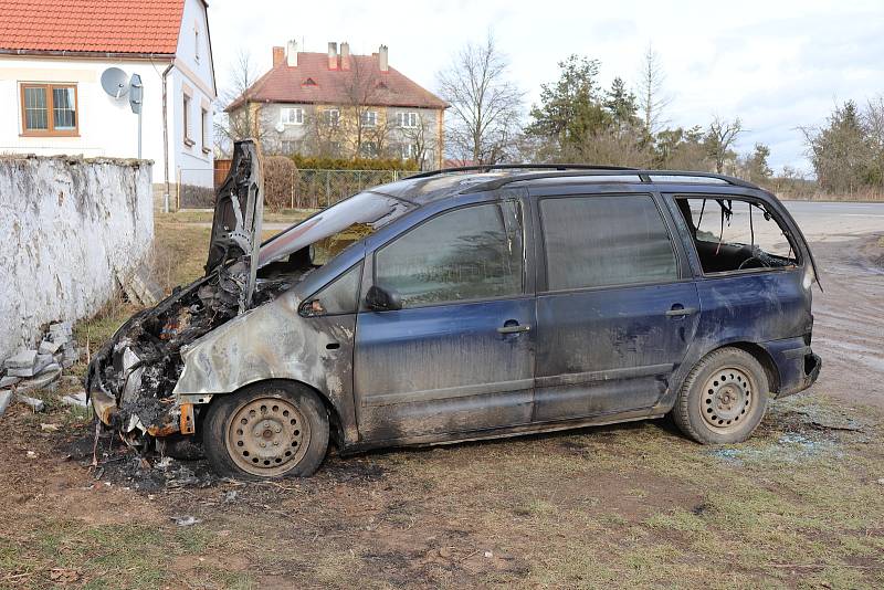 Úmyslně zapálená auta Ve Velkém Boru.