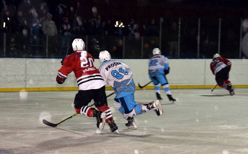 2. liga, skupina západ (nadstavba B, 6. kolo - Winter Classic): SHC Klatovy (hokejisté v červených dresech) vs. HC Stadion Cheb.