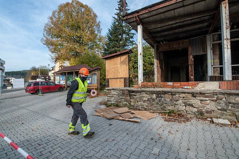 Železná Ruda, bourání objektu bývalé cukrárny