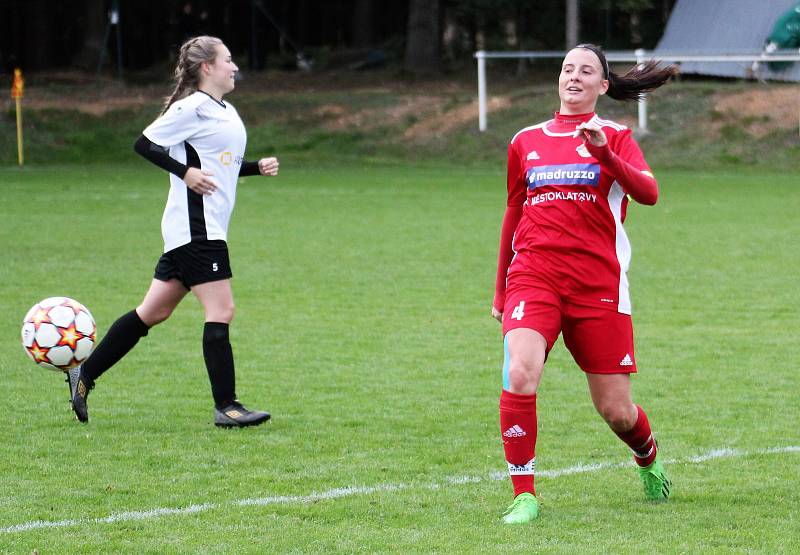 3. kolo České divize žen, skupina C: TJ Mokré - SK Klatovy 1898 (na snímku fotbalistky v červených dresech) 2:1 (1:0).