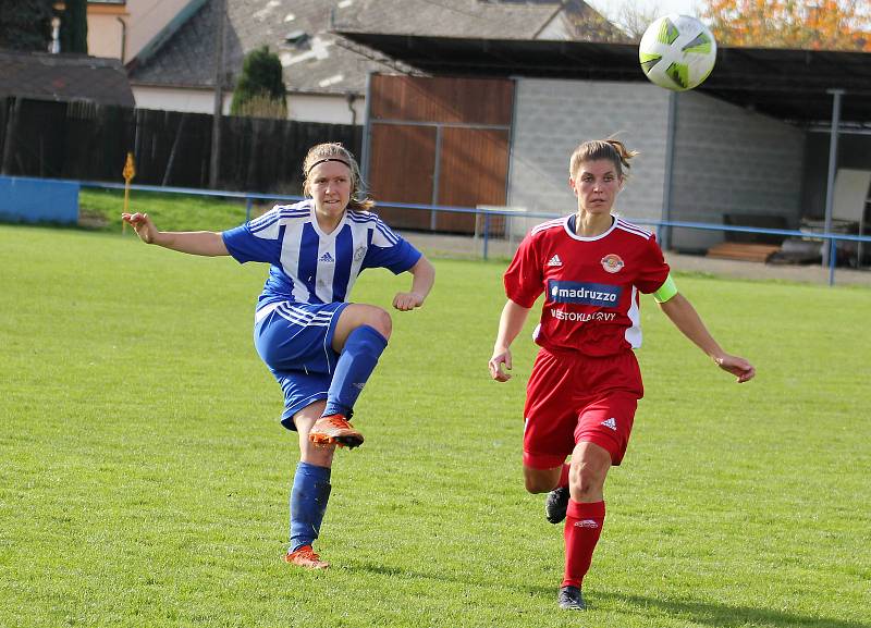 9. kolo divize žen, skupina C: SK Klatovy 1898 (na snímku fotbalistky v červených dresech) - TJ Jiskra Domažlice 1:1 (1:0).