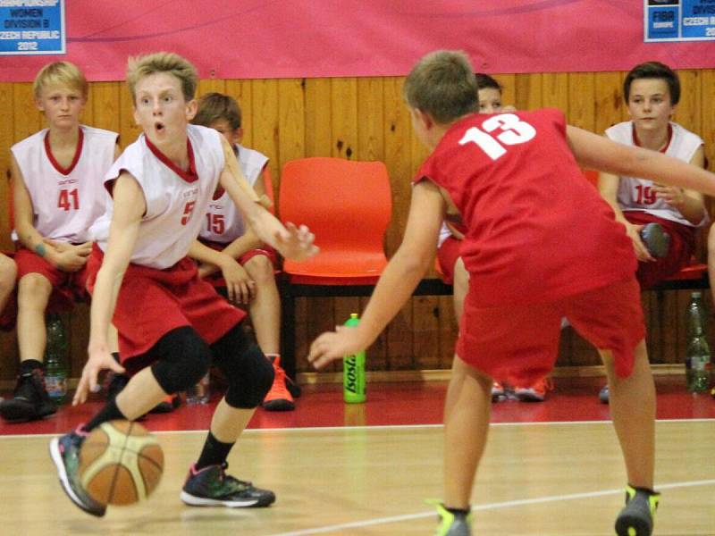 V rámci oslav 80 let klatovského basketbalu bylo k vidění ligové derby Klatovy A (bílé dresy) - Klatovy B žáků U14