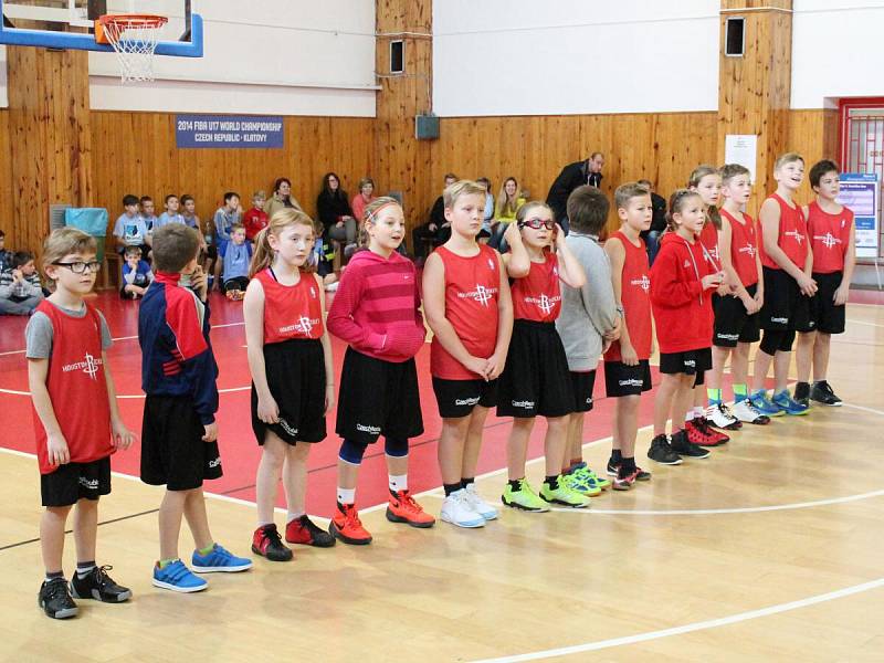 Junior NBA League 2016: Houston Rockets (ZŠ Klatovy, Plánická ul, červené dresy) - Dallas Mavericks (ZŠ Švihov) 24:27 