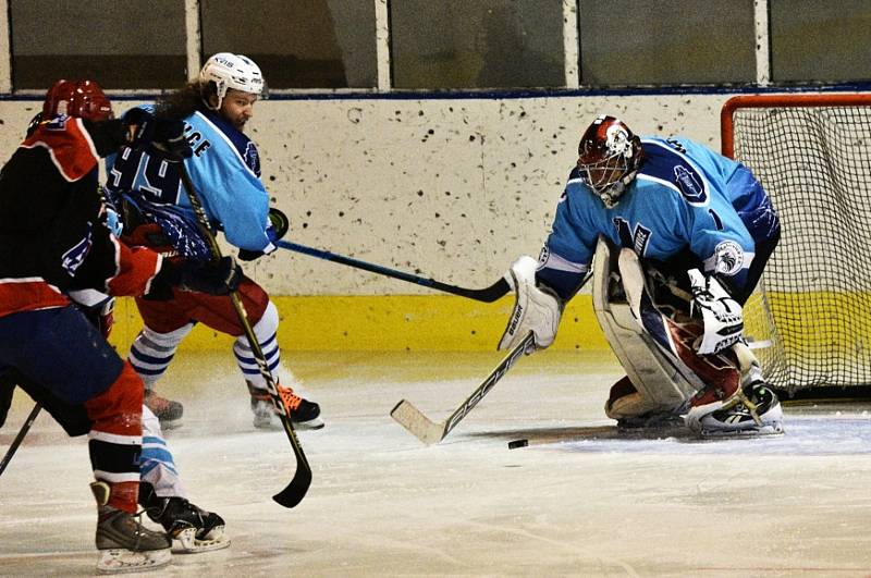 Hokejisté TJ START Luby (na archivním snímku hráči v černo-červených dresech) vedli s HC Rokycany už 3:0, ale nakonec museli přijmou porážku 3:5.