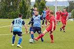 Klatovští fotbalisté (na archivním snímku hráči v červených dresech) deklasovali Holýšov (modří) jednoznačně 10:0.