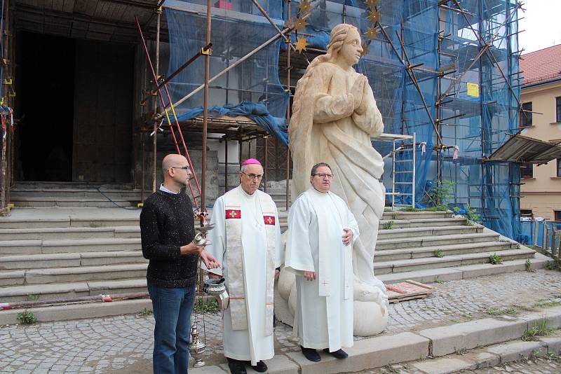 Návrat sochy Panny Marie Neposkvrněné na kostel v Klatovech.