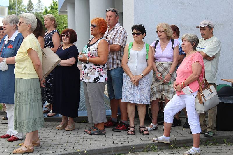 Odhalení sousoší Matky s dítětem v Klatovské nemocnici.