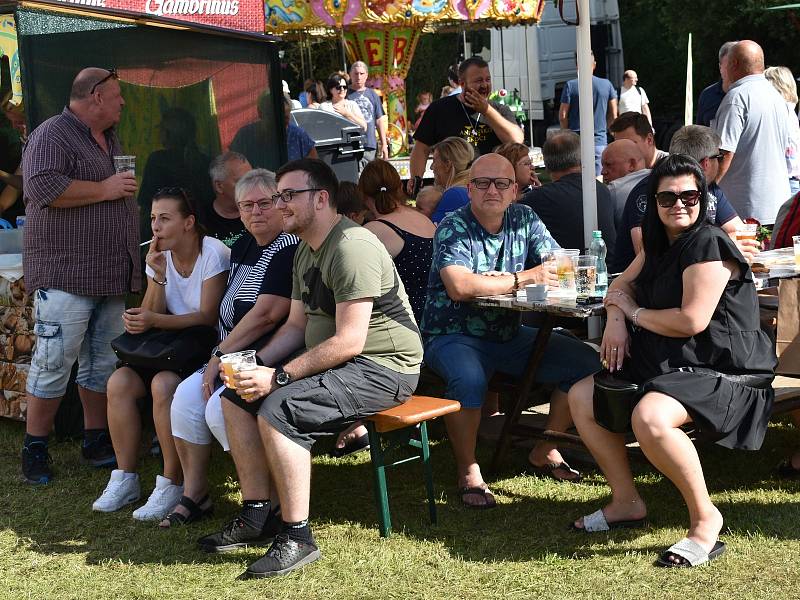 Pouť v Anníně měla tradičně bohatý program. Jedním z vrcholů byla volba sklářské královny.