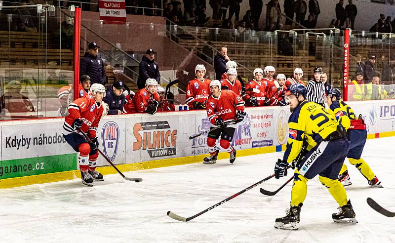 Hokejisté SHC Klatovy (na archivním snímku hráči v červených dresech) porazili na zimním stadionu ve Slaném domácí Buldoky z Řisut 5:4.