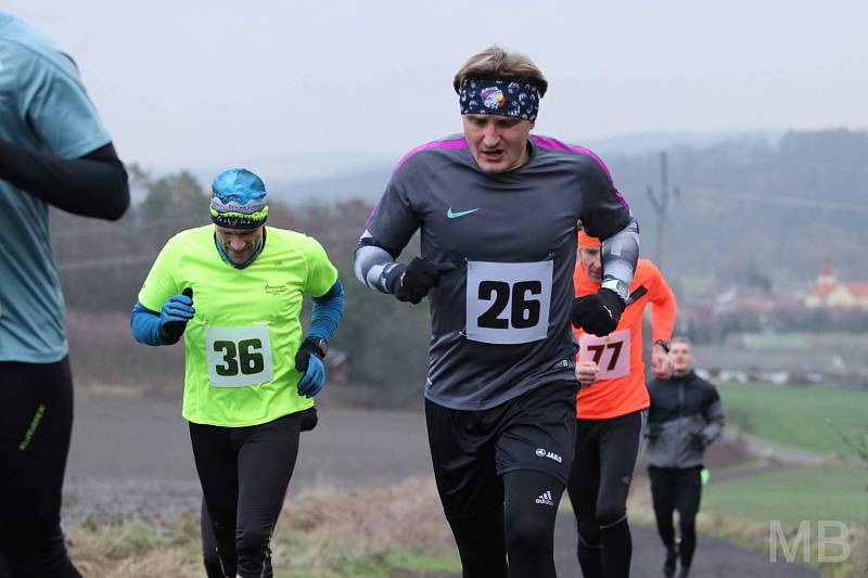 Dolanského závodu na 5 km se zúčastnilo přes třicet běžců a běžkyň, kteří se museli vypořádat nejen s mrazivým počasí, ale také s mírným stoupáním.